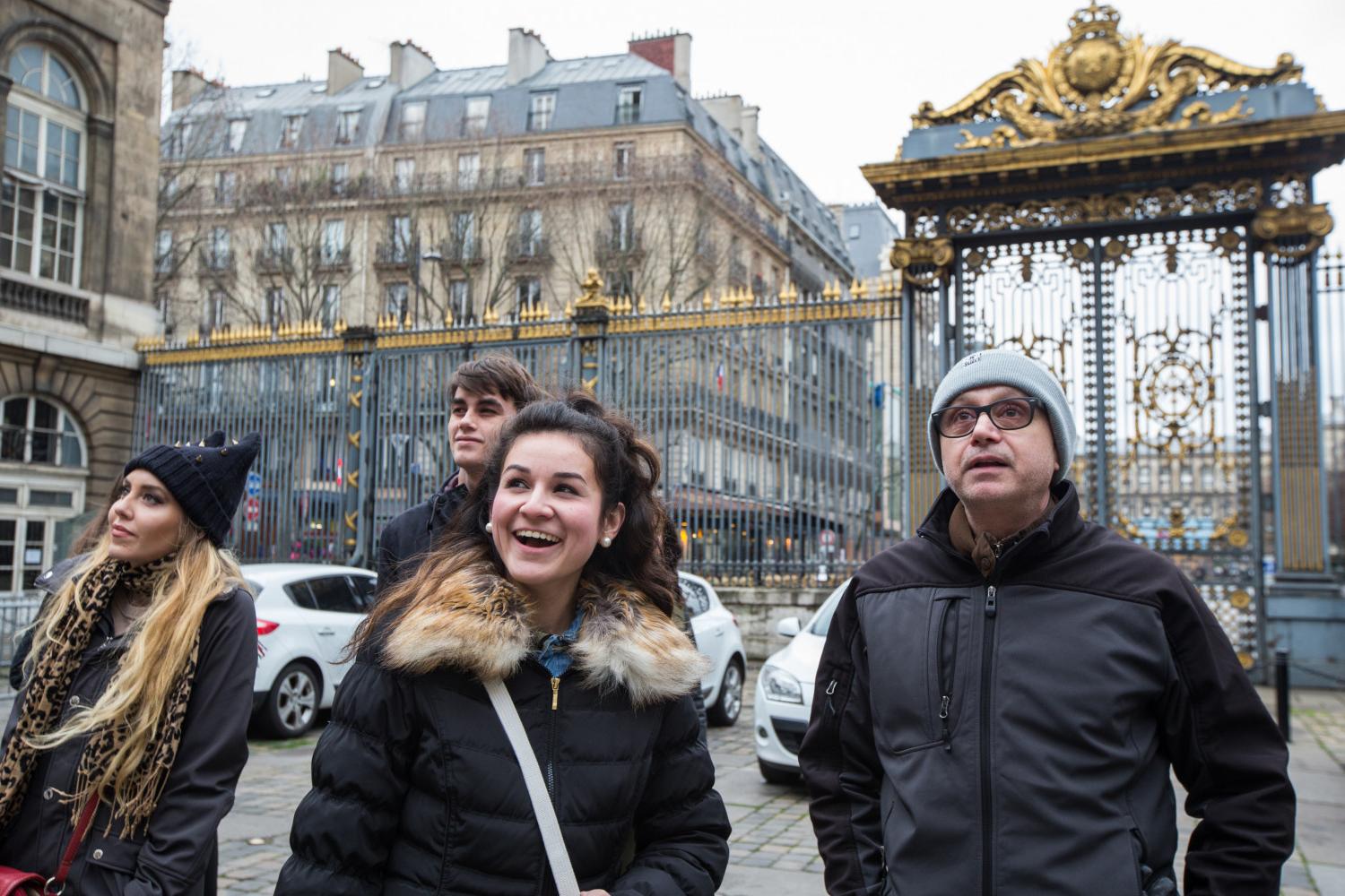 <a href='http://pzsbo8q.uc800hr.com'>博彩网址大全</a> French Professor Pascal Rollet leads students on a study tour in Paris.